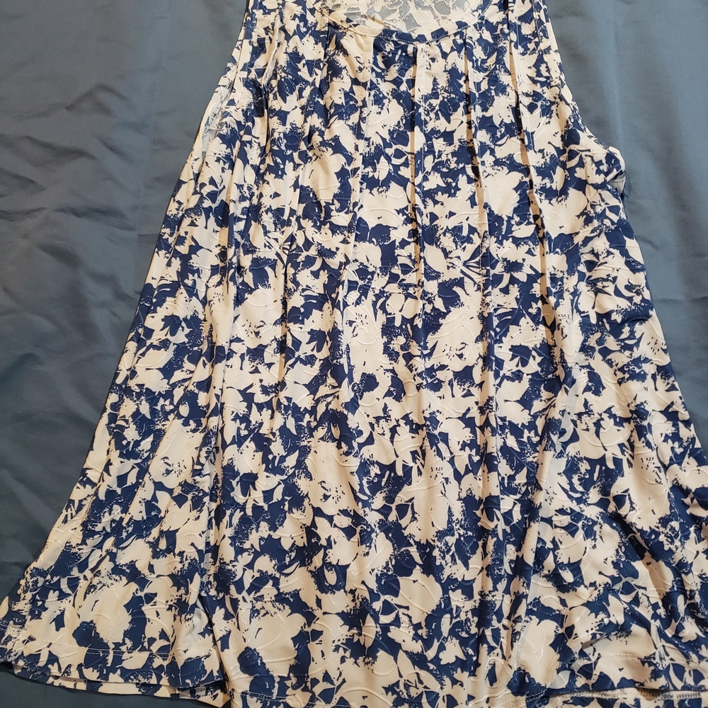 Women’s Navy and White Floral Sleeveless Blouse